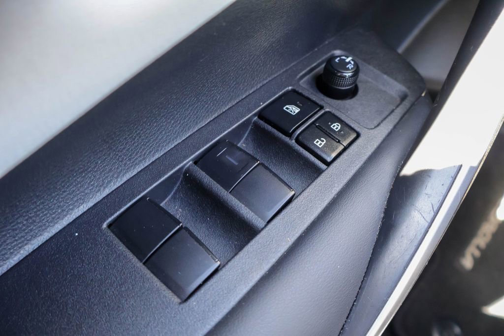 Used 2023 Toyota Corolla SE w/ Carpet Mat Package (TMS) FWD image 17