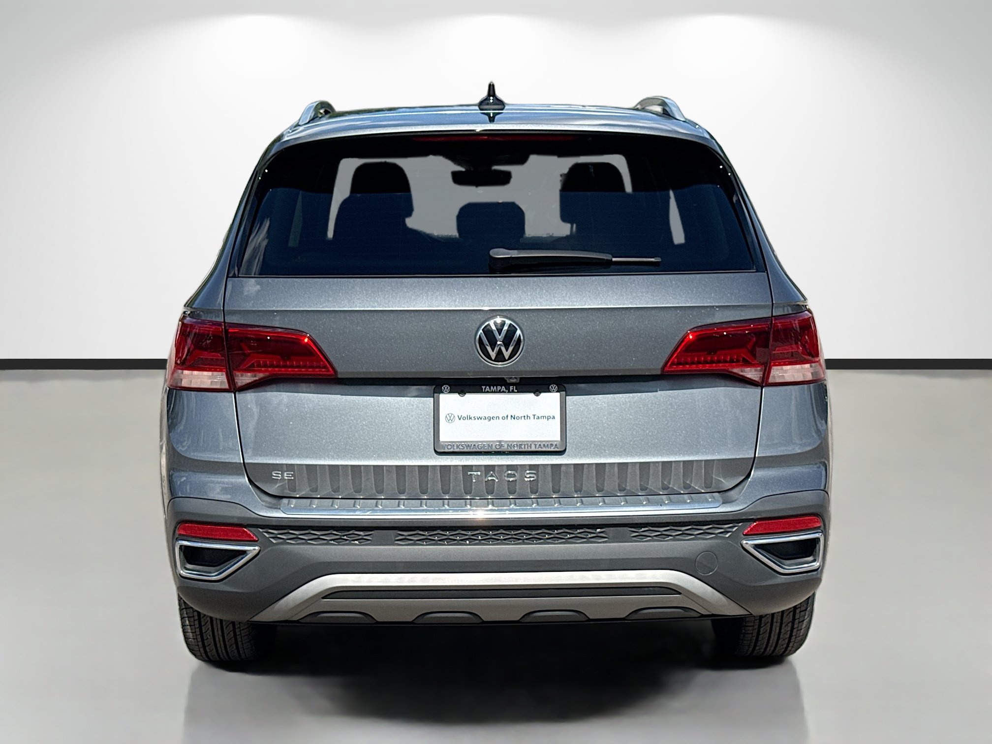 Used 2023 Volkswagen Taos SE w/ Panoramic Sunroof Package FWD image 4
