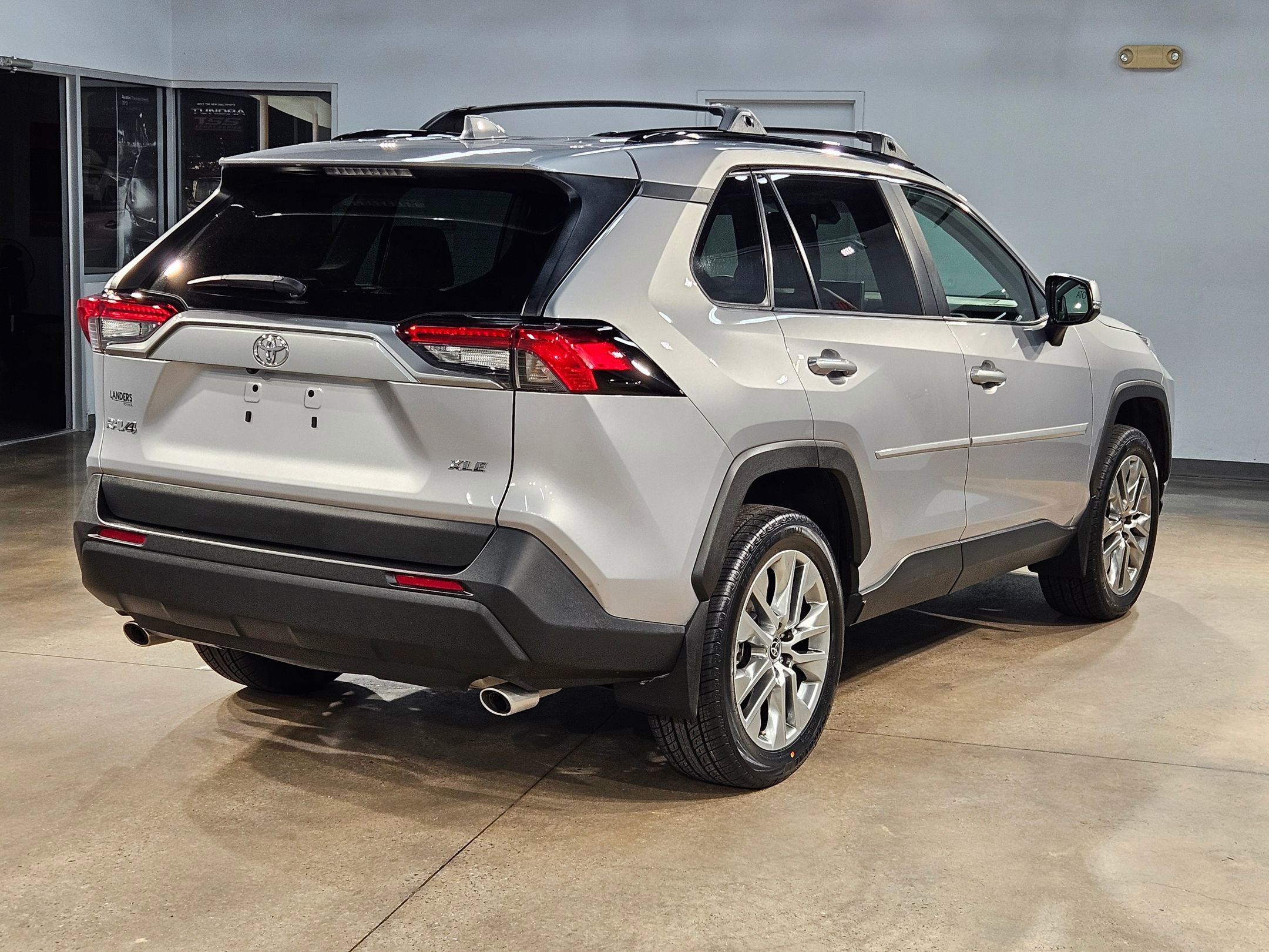 Used 2023 Toyota RAV4 XLE Premium image 7