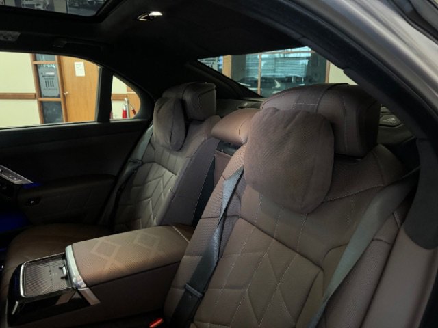 Used 2024 BMW 760i xDrive w/ Executive Package image 27