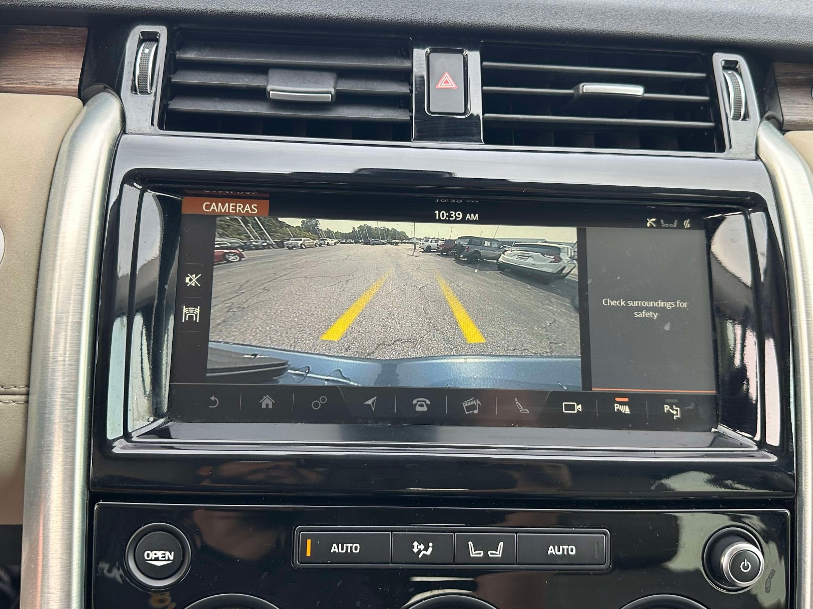 Used 2020 Land Rover Discovery HSE AWD/4WD image 12