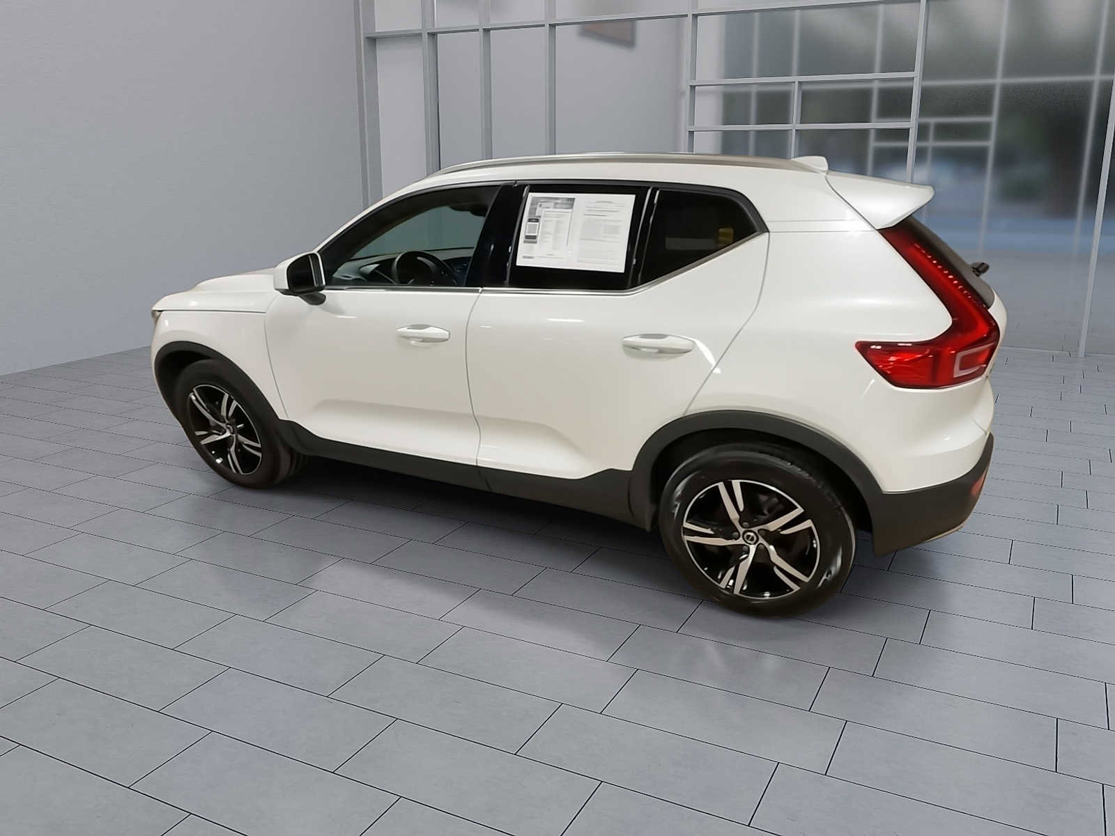 Used 2023 Volvo XC40 B5 Plus image 6