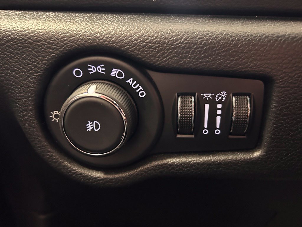 Used 2025 Chrysler Pacifica Select FWD image 13