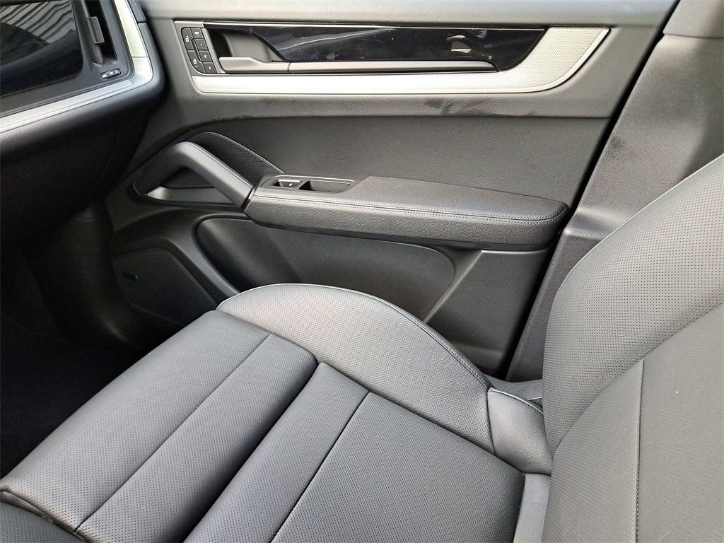 Certified 2025 Porsche Cayenne image 23