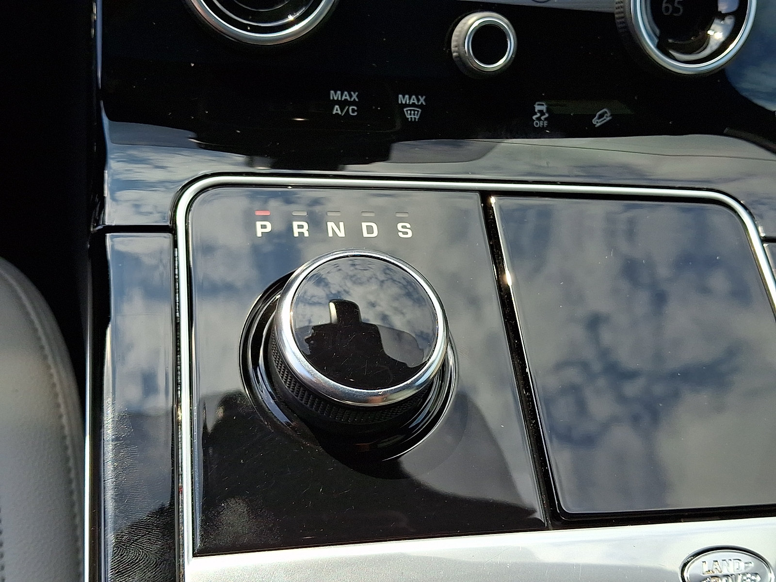 Used 2019 Land Rover Range Rover Velar R-Dynamic SE AWD/4WD image 13