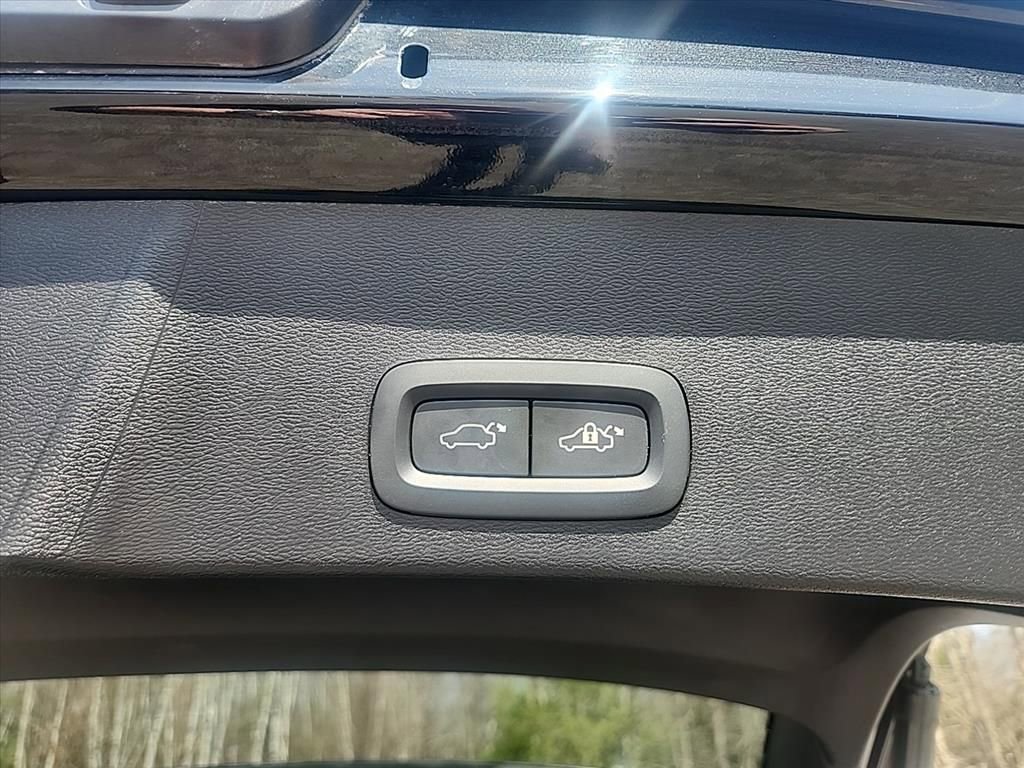 Certified 2025 Volvo XC40 B5 Core AWD/4WD image 36