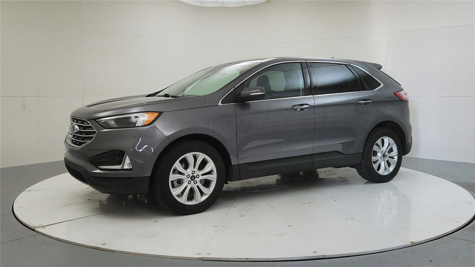 Used 2024 Ford Edge Titanium image 3