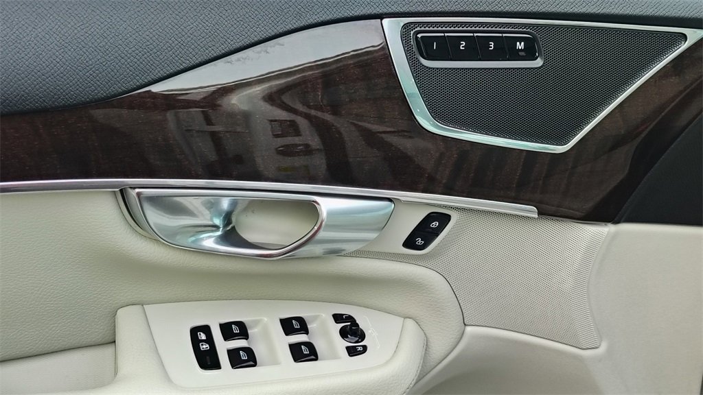Used 2019 Volvo XC90 T6 Momentum w/ Protection Package Premier image 9