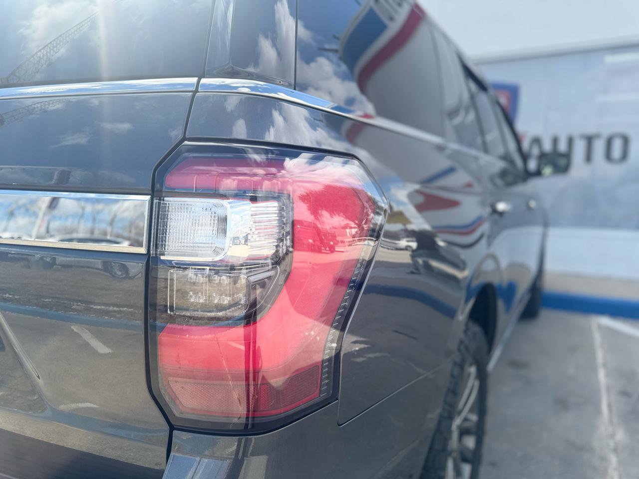 Used 2020 Ford Expedition Limited image 32