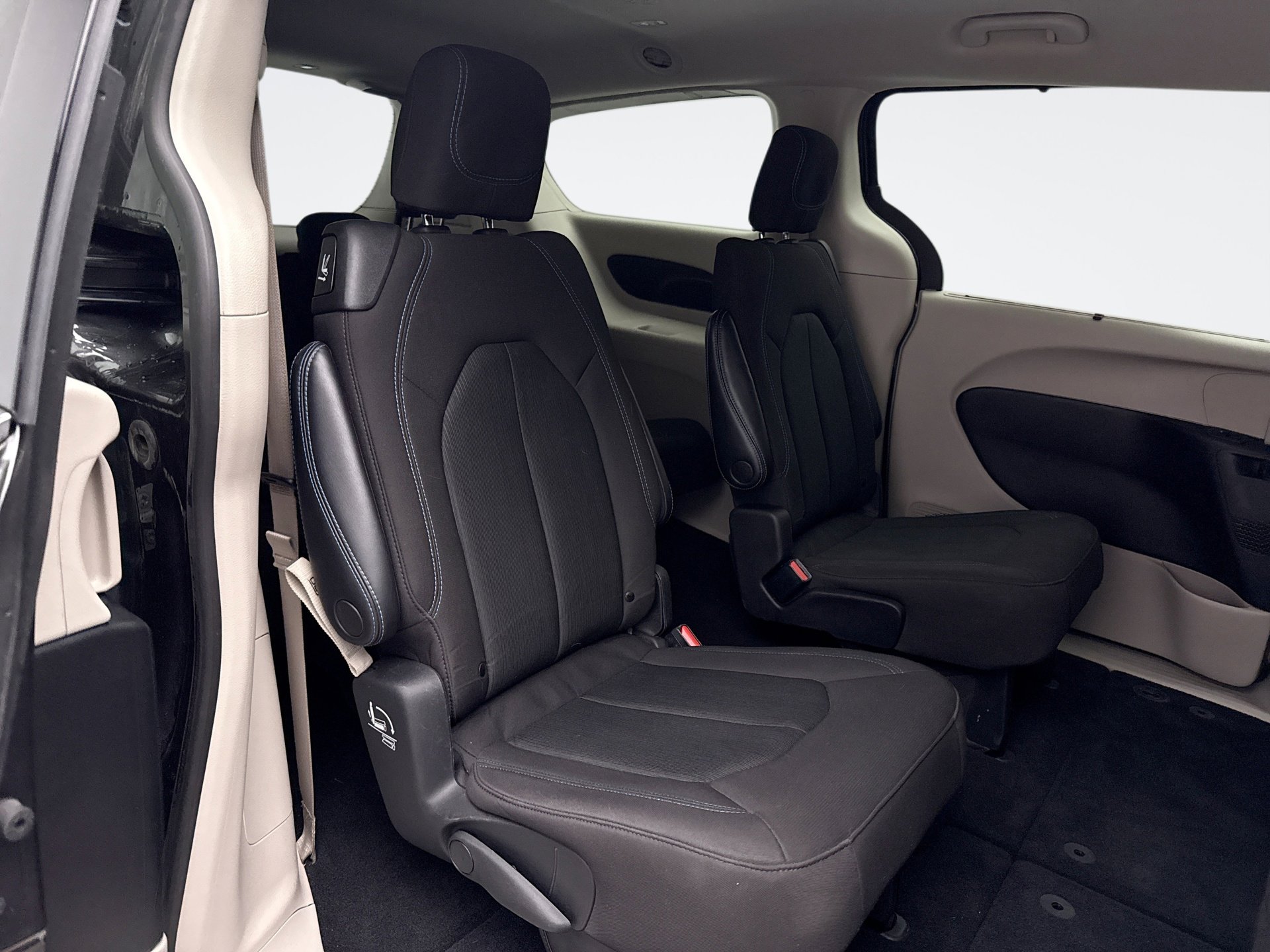 Used 2021 Chrysler Pacifica Touring w/ Cold Weather Group image 17