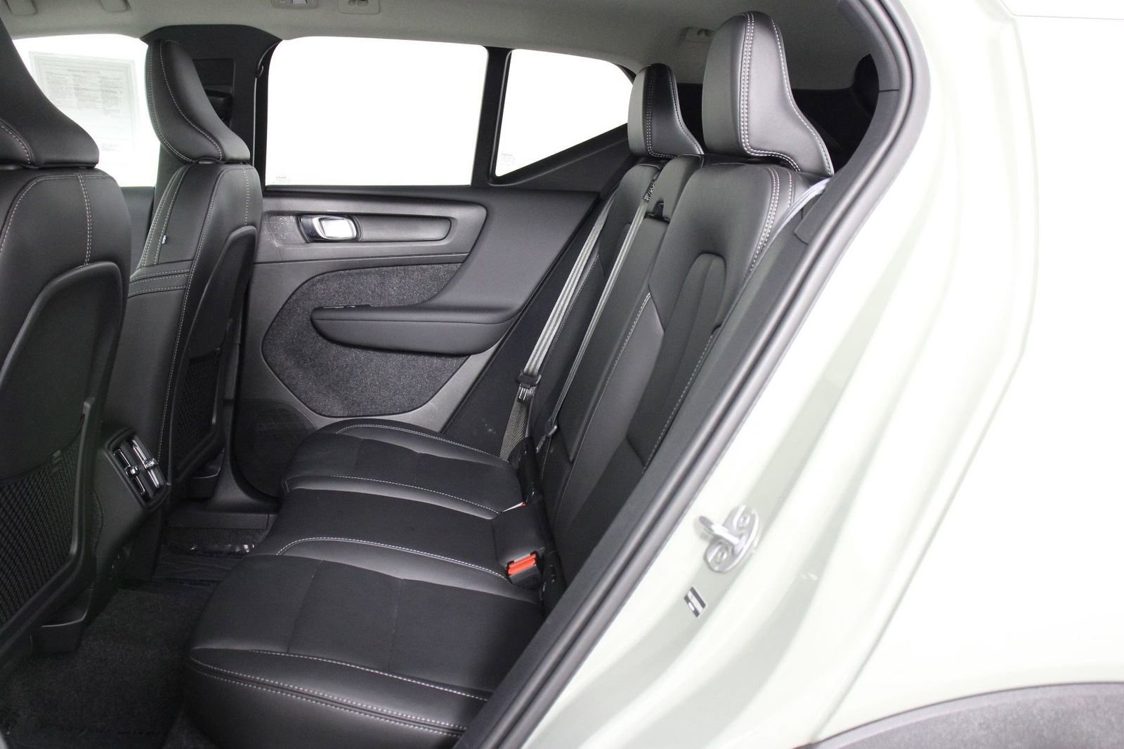 Certified 2025 Volvo XC40 B5 Plus image 32