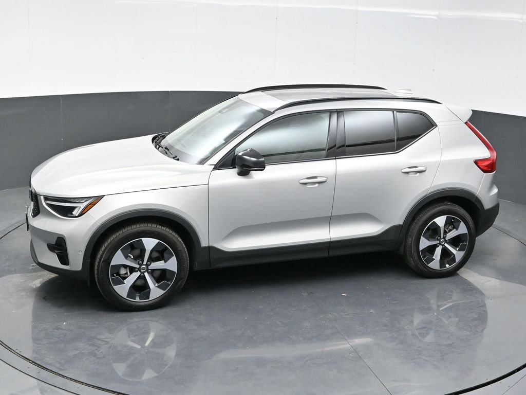 Used 2024 Volvo XC40 B5 Plus image 19