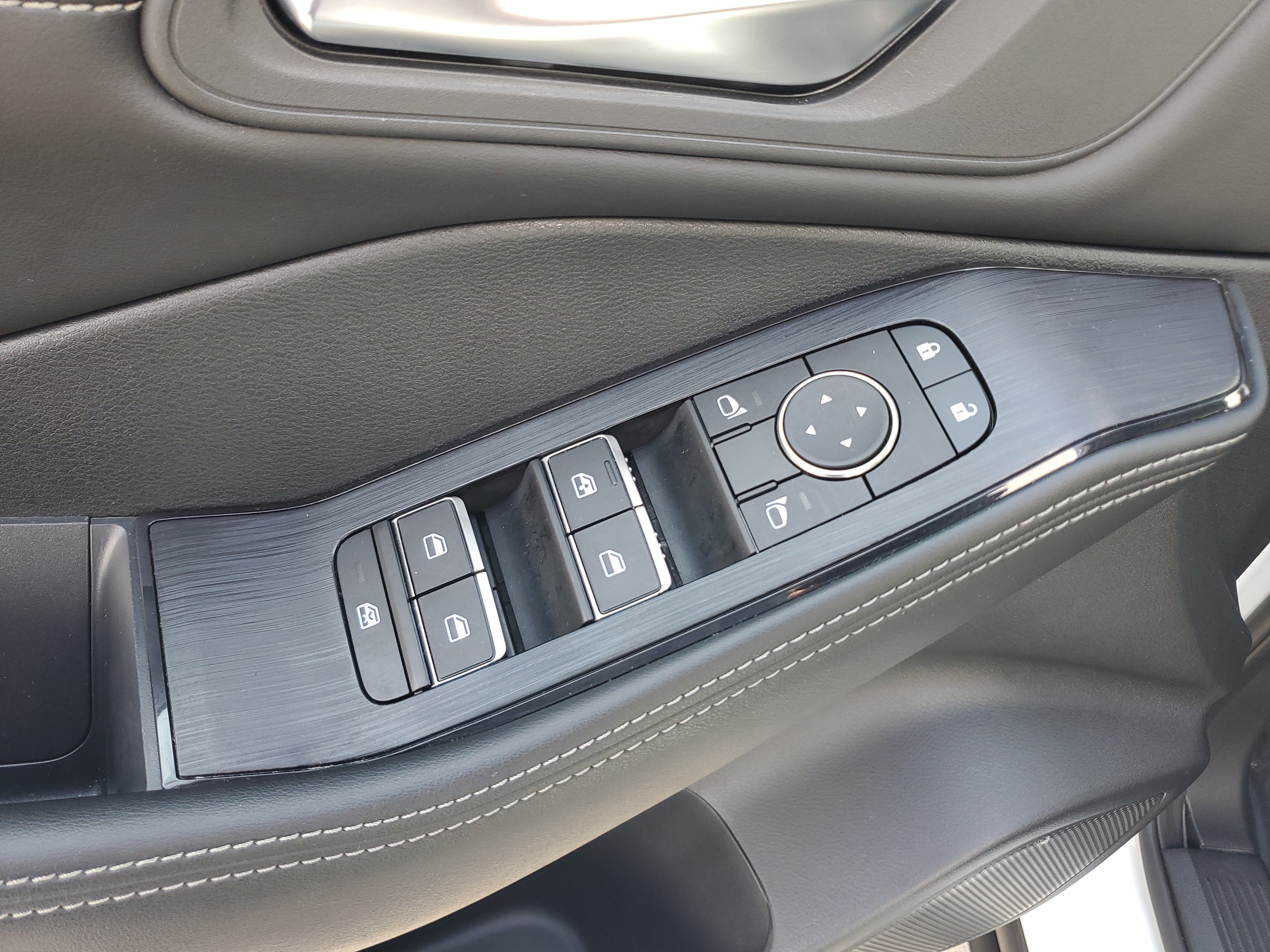 Used 2025 Nissan Rogue SL FWD image 28