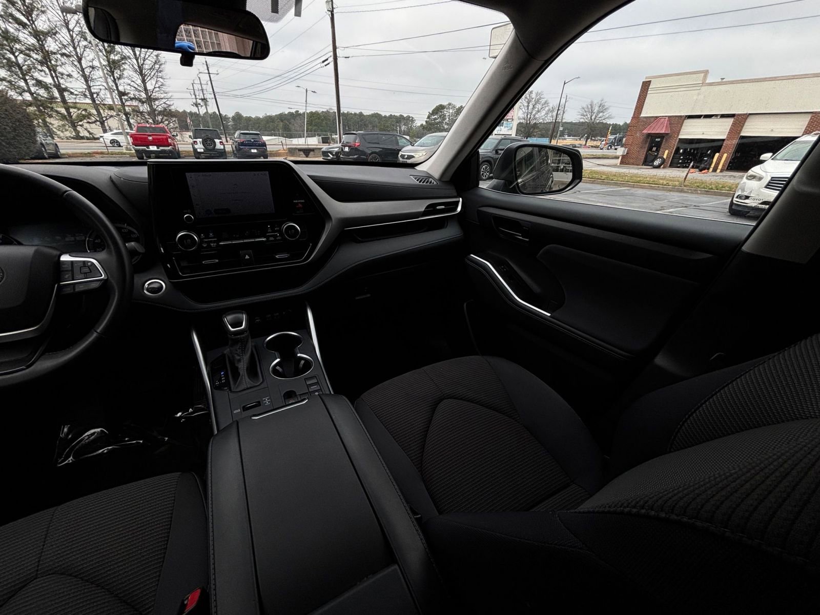 Used 2025 Toyota Highlander LE image 37