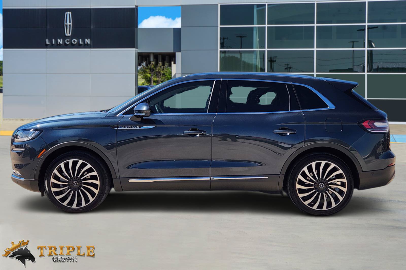 Used 2022 Lincoln Nautilus Black Label w/ Class II Trailer Tow Package AWD/4WD image 3