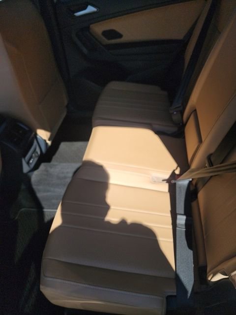 Used 2024 Volkswagen Tiguan SE w/ Panoramic Sunroof Package image 8