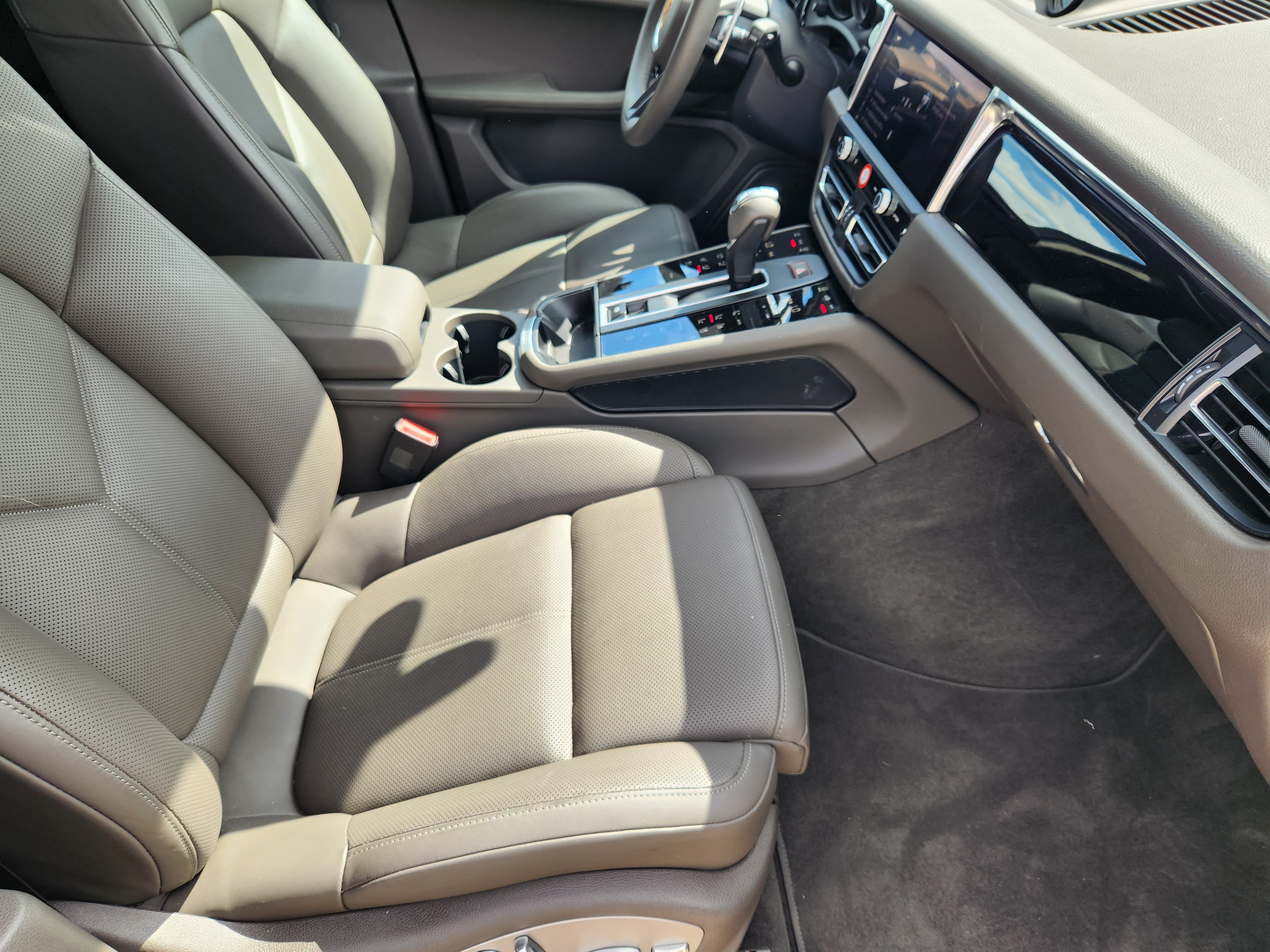 Certified 2026 Porsche Macan AWD/4WD image 17