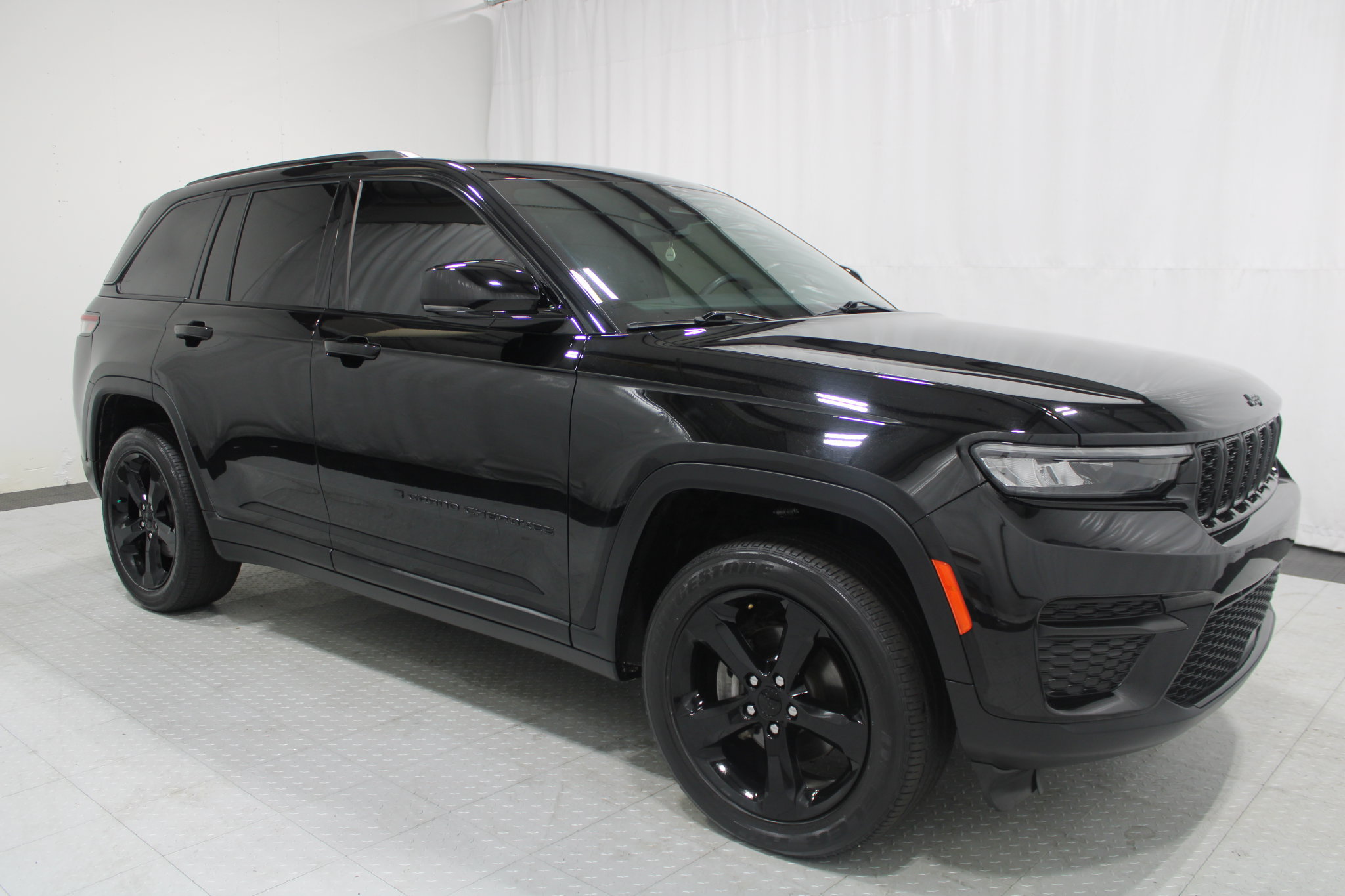 Used 2023 Jeep Grand Cherokee Altitude AWD/4WD image 4