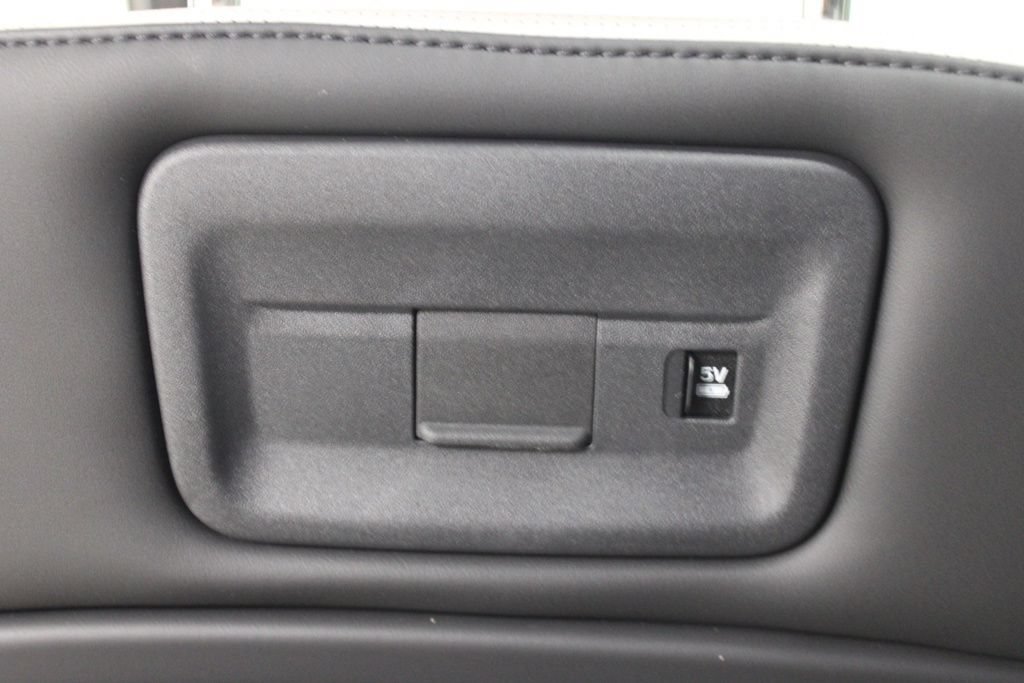 Used 2025 Land Rover Discovery Metropolitan Edition AWD/4WD image 37