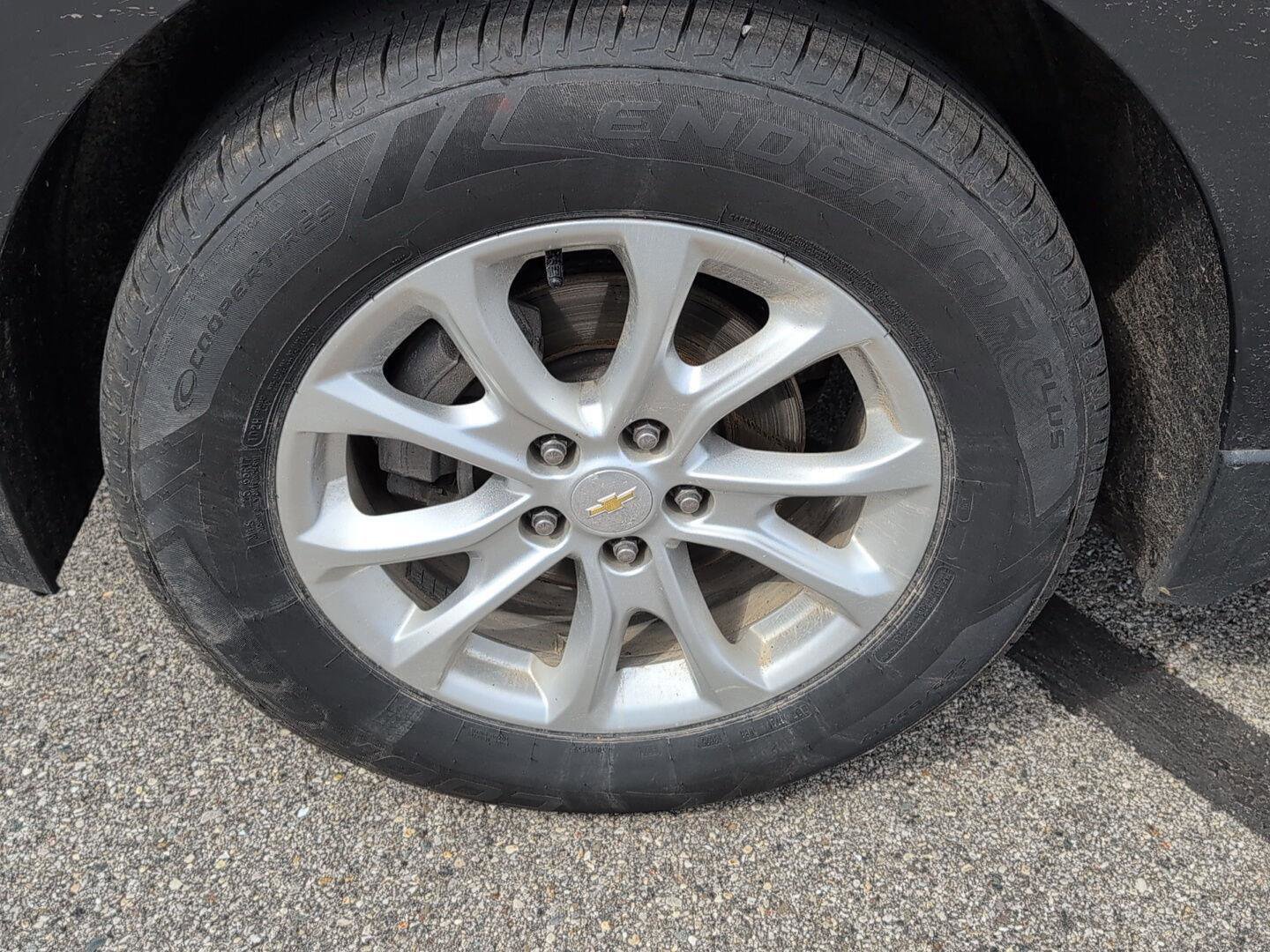 Used 2018 Chevrolet Equinox LT image 2