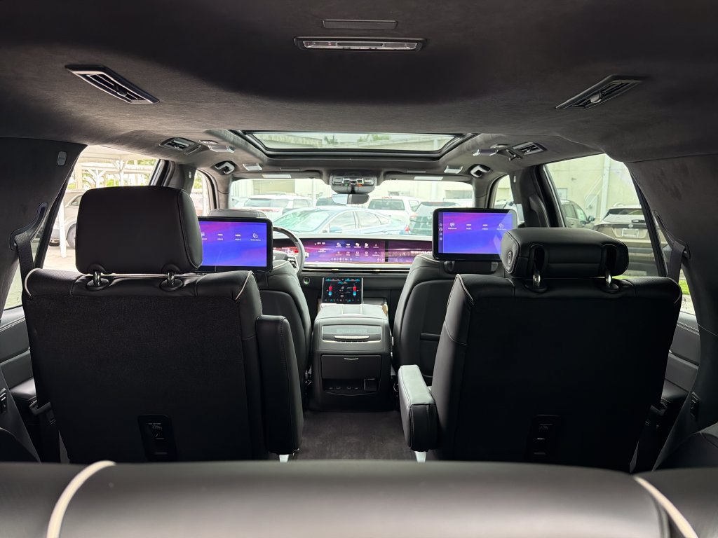 Used 2026 Cadillac Escalade Platinum Sport w/ LPO, ONYX Package AWD/4WD image 35
