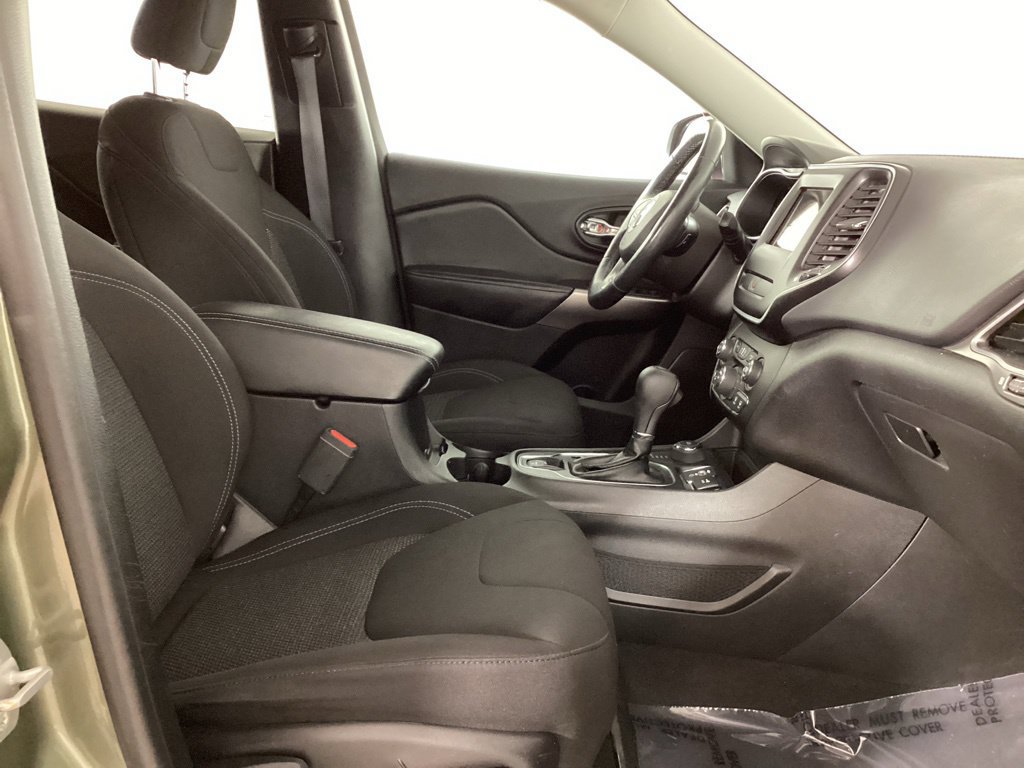 Used 2019 Jeep Cherokee Latitude w/ Cold Weather Group AWD/4WD image 23