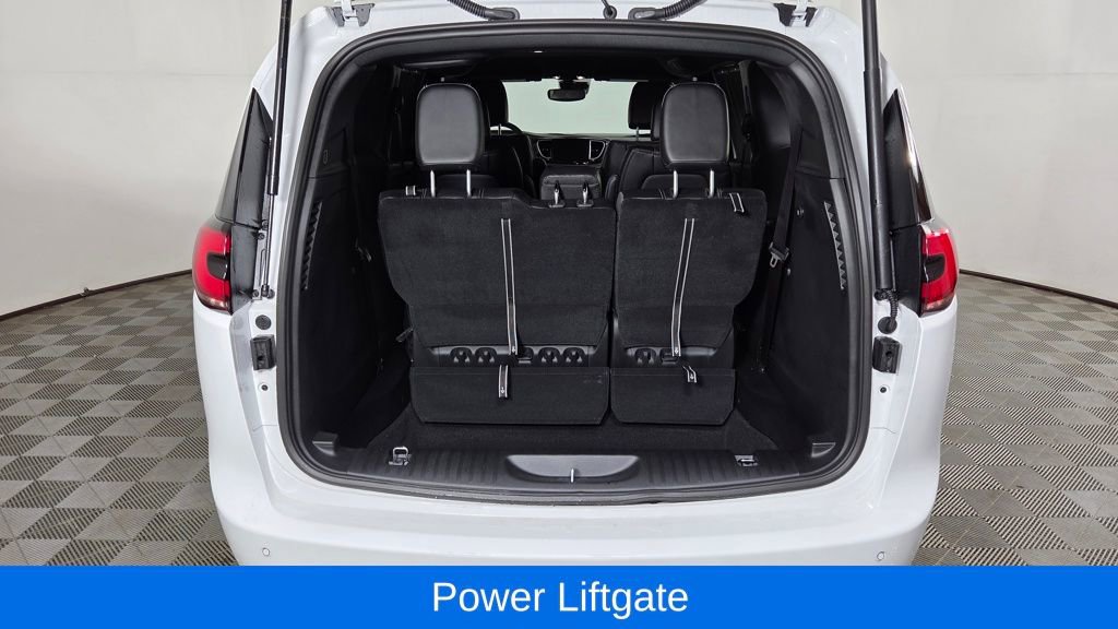 Used 2026 Chrysler Pacifica Select image 10