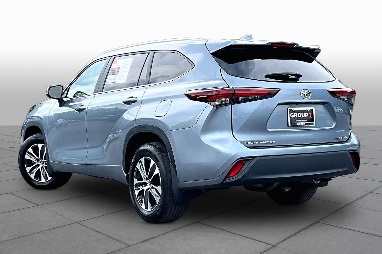 Used 2024 Toyota Highlander XLE AWD/4WD image 12