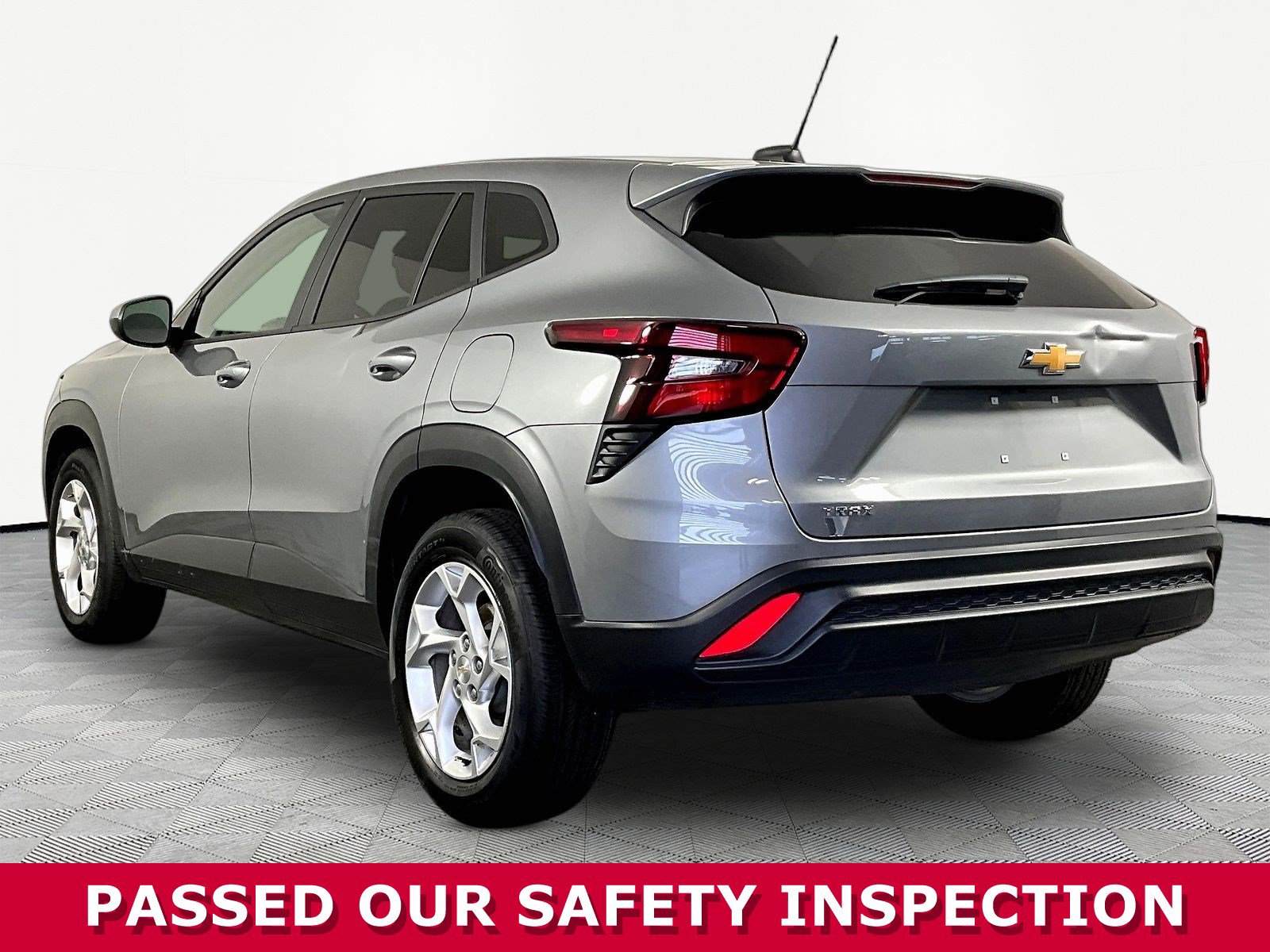 Used 2025 Chevrolet Trax LS w/ LS Convenience Package FWD image 4