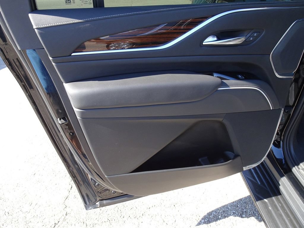 Used 2022 Cadillac Escalade ESV Premium Luxury w/ LPO, Radiant Package AWD/4WD image 16