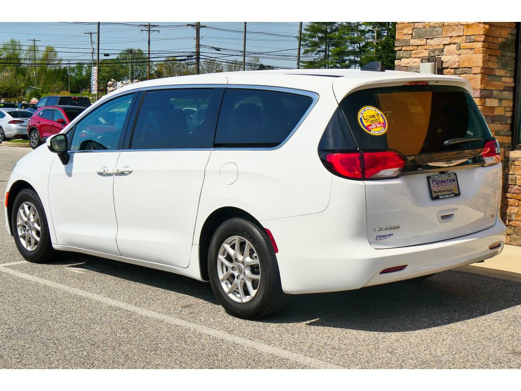 Used 2023 Chrysler Voyager LX image 5