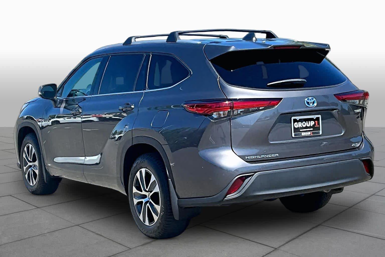 Used 2022 Toyota Highlander XLE AWD/4WD image 11