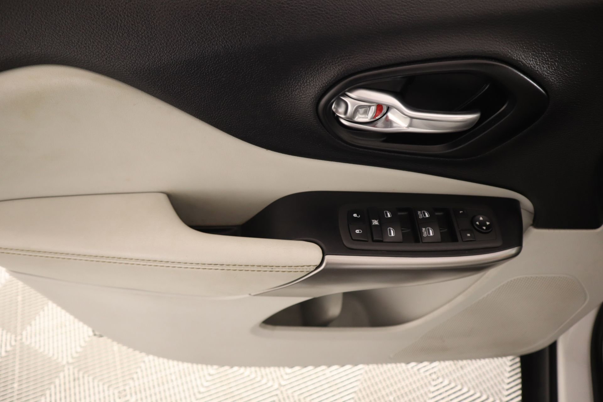 Used 2022 Jeep Cherokee Latitude Lux w/ Sun & Sound Group image 16