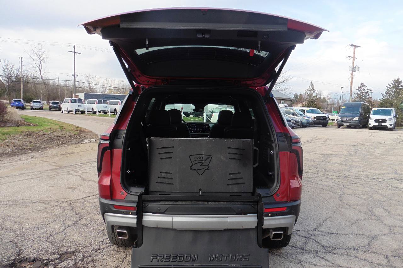 Used 2025 Chevrolet Traverse LT w/ Sun and Wheel Package image 2