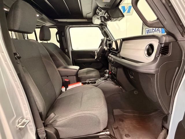 Used 2024 Jeep Wrangler Unlimited Sahara w/ Technology Group AWD/4WD image 18