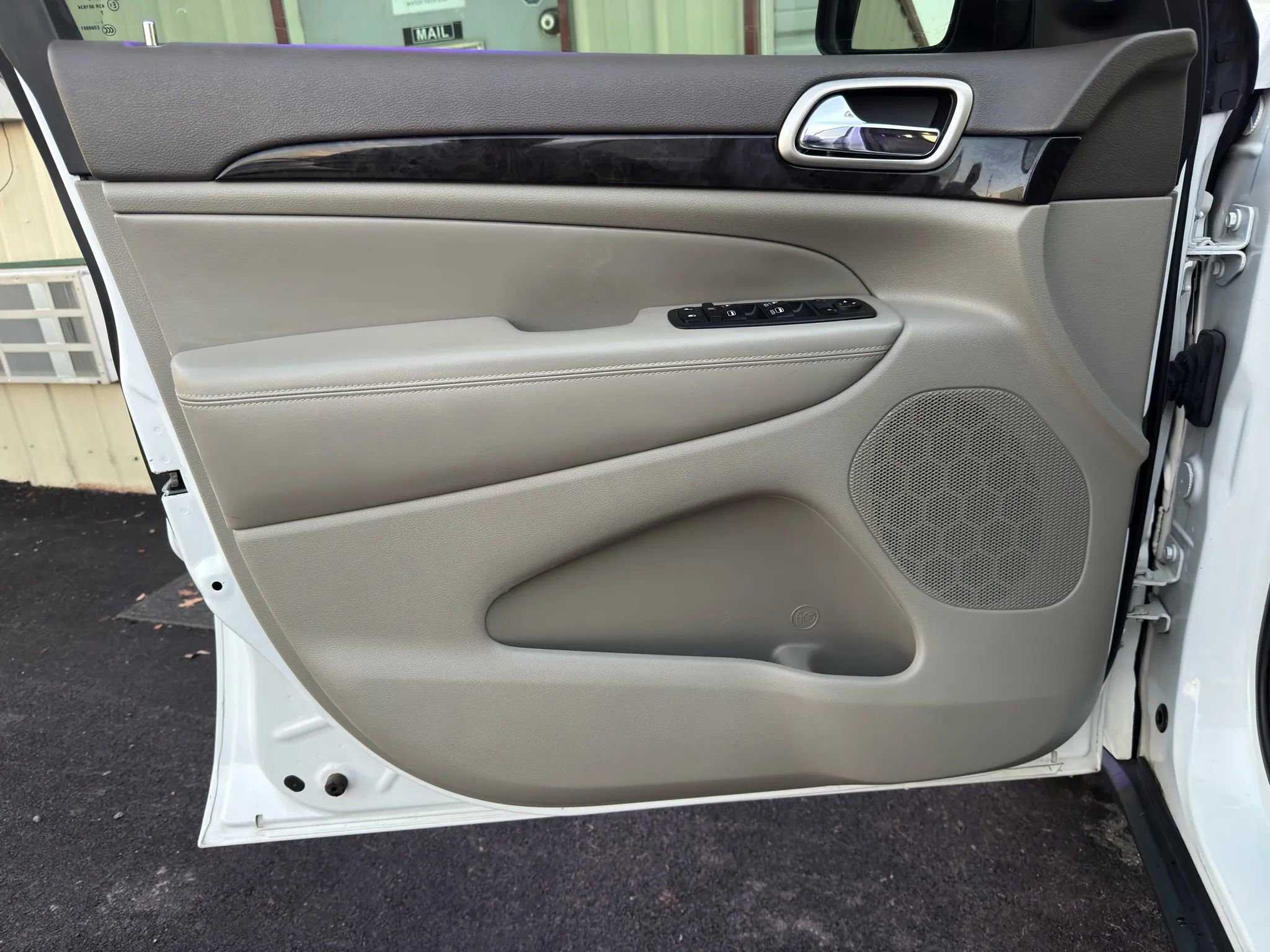 Used 2013 Jeep Grand Cherokee Laredo w/ Laredo E Group image 2