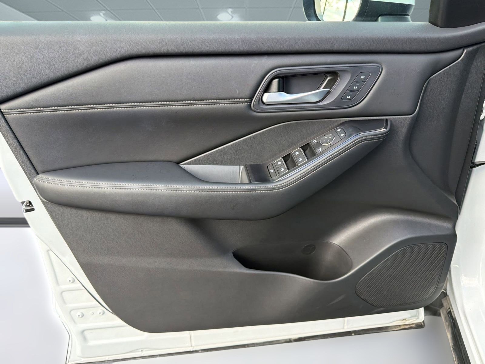 Used 2024 Nissan Rogue SL w/ SL Premium Package image 19