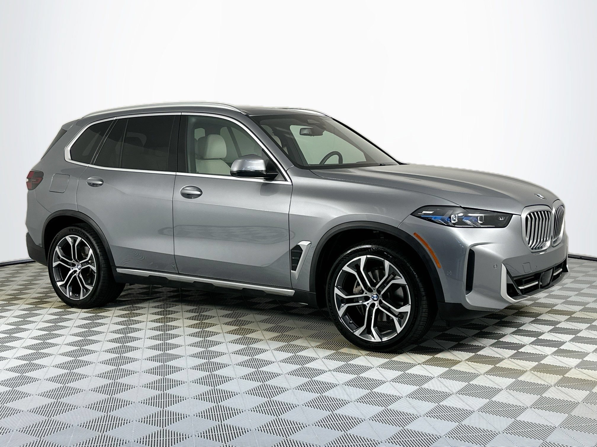 Used 2025 BMW X5 sDrive40i w/ Climate Comfort Package RWD image 3