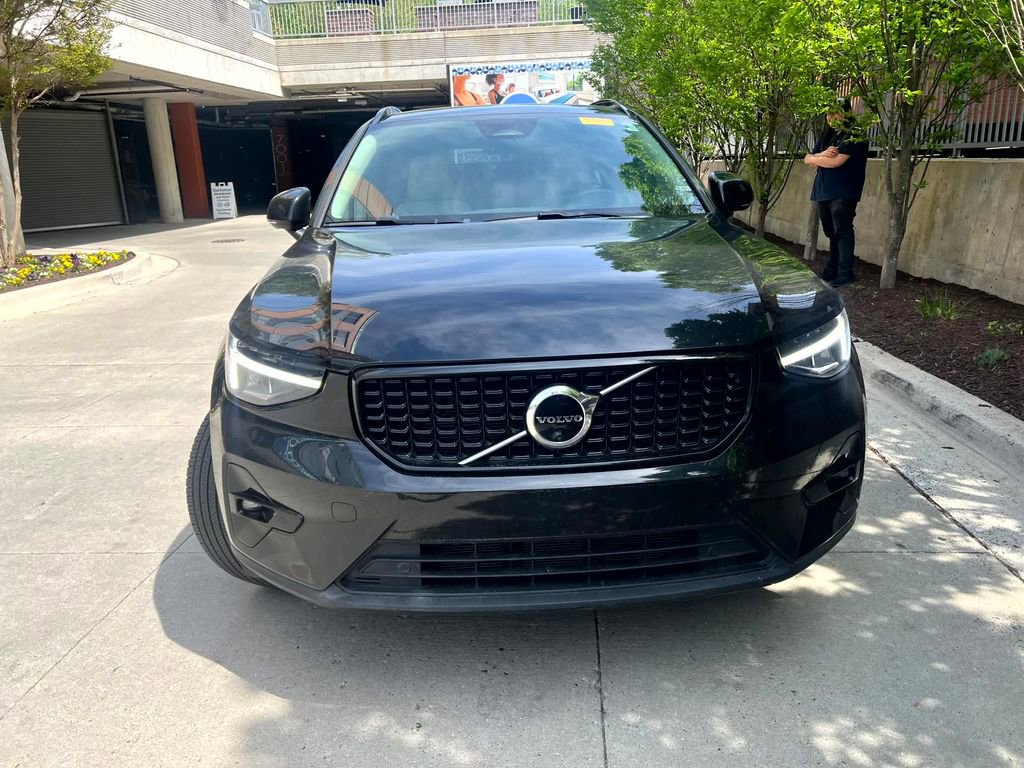 Used 2023 Volvo XC40 B5 Plus w/ Driver Assist Package image 2