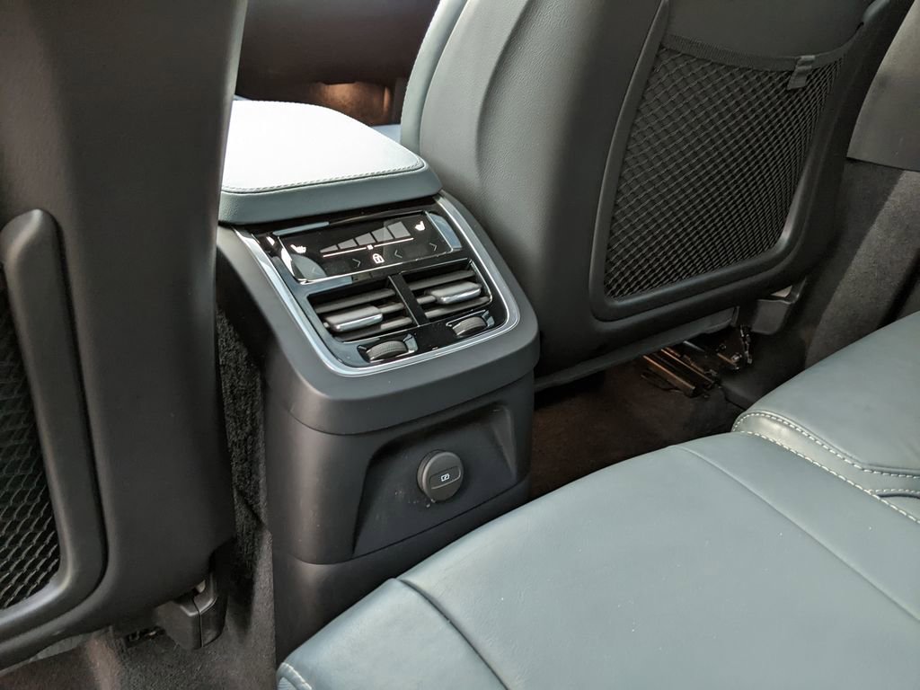 Certified 2024 Volvo XC90 T8 Ultimate w/ Protection Package Premier image 24