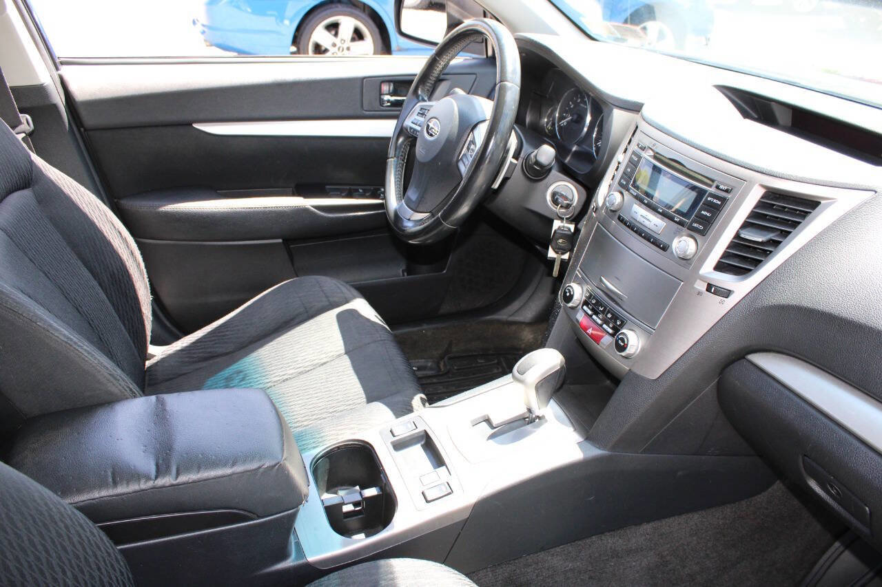 Used 2012 Subaru Outback 2.5i Premium w/ All-Weather Pkg AWD/4WD image 12