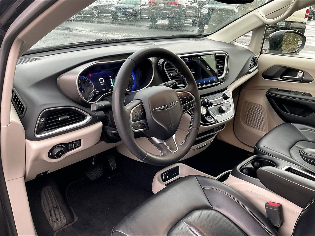 Used 2023 Chrysler Pacifica Touring-L FWD image 8