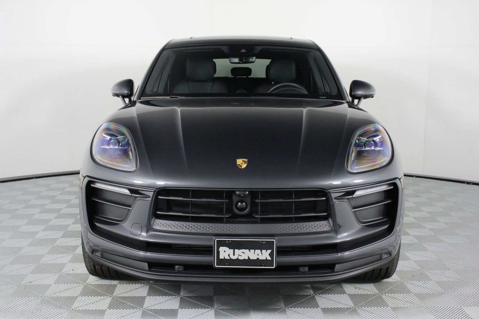 Certified 2025 Porsche Macan AWD/4WD image 10