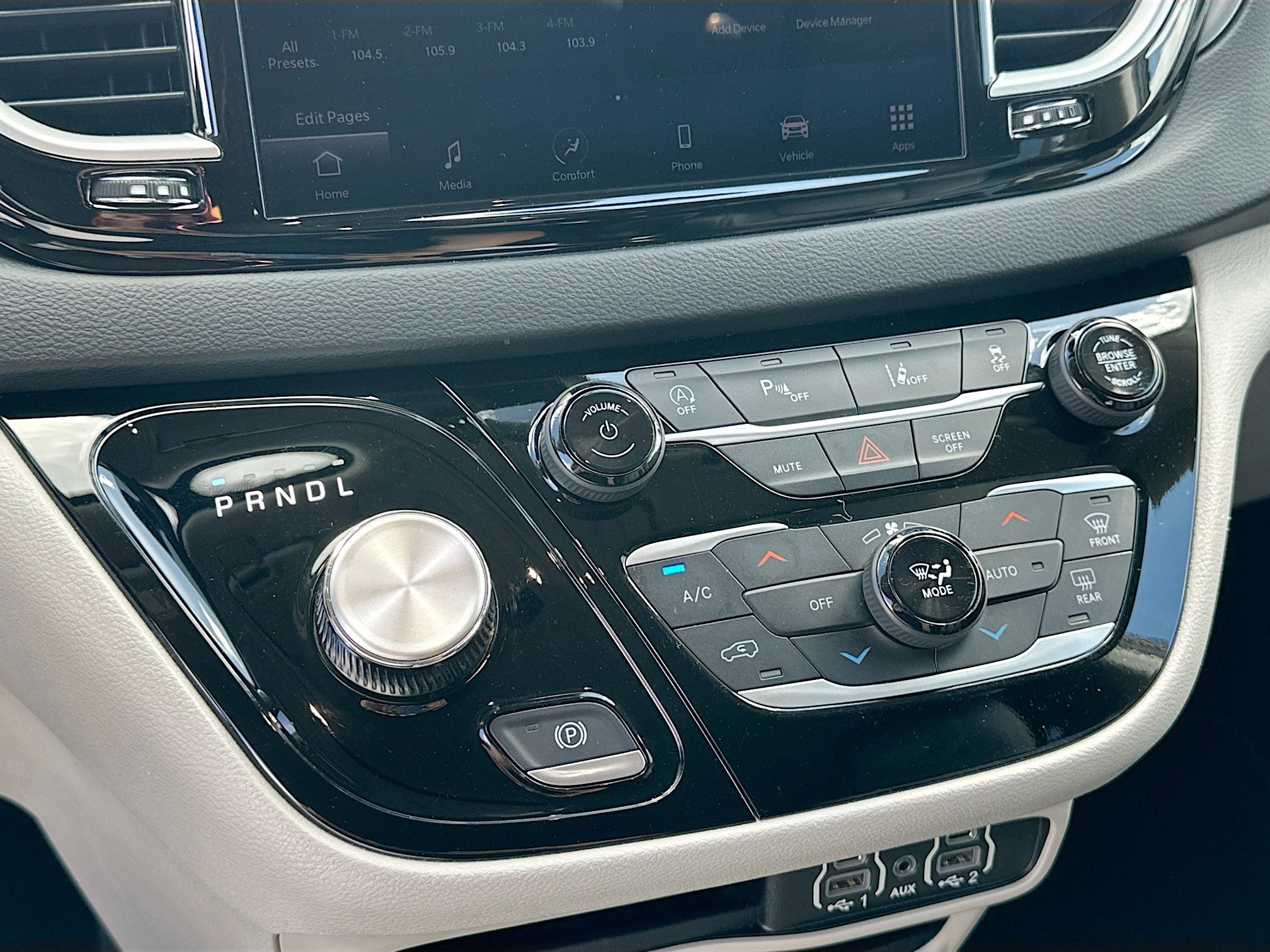 Used 2023 Chrysler Pacifica Touring-L image 16