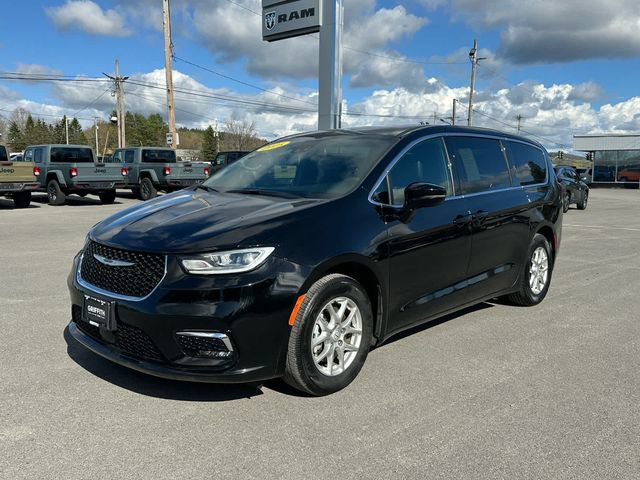 Used 2025 Chrysler Pacifica Select