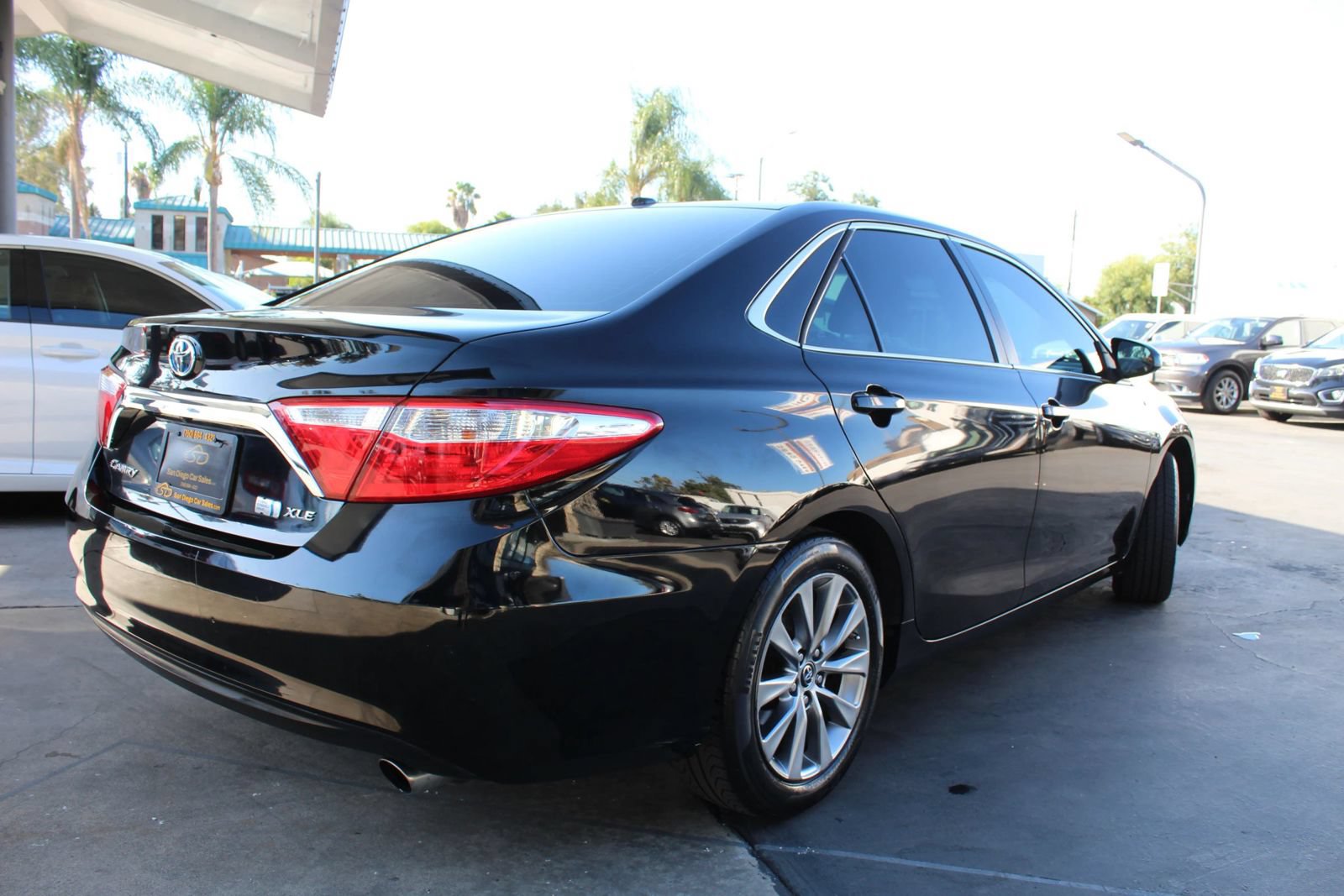 Used 2015 Toyota Camry XLE w/ Moonroof Package FWD image 5