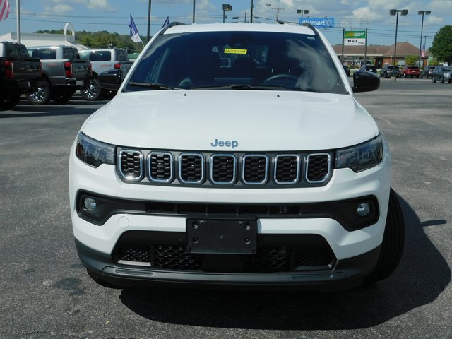 Used 2024 Jeep Compass Latitude AWD/4WD image 3