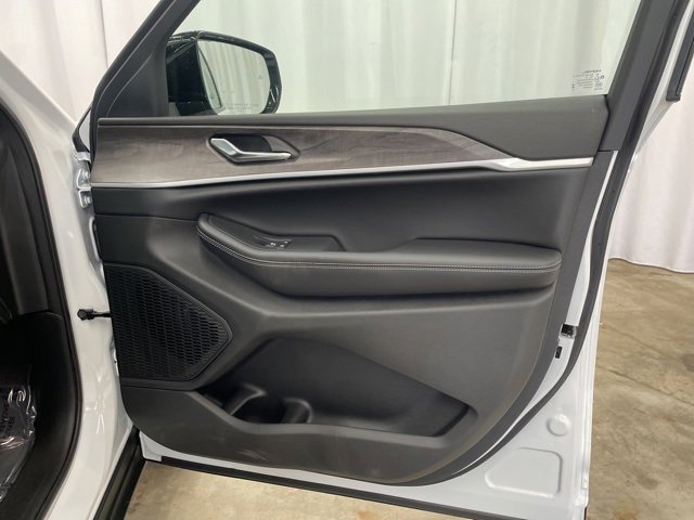 New 2025 Jeep Grand Cherokee L Limited w/ Luxury Tech Group II image 32