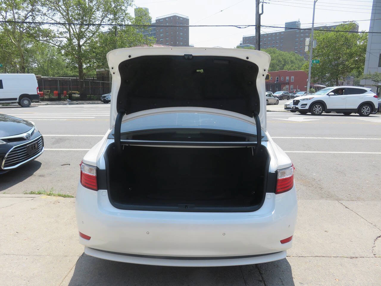Used 2015 Lexus ES 300h w/ Premium Package w/Bamboo Trim FWD image 25