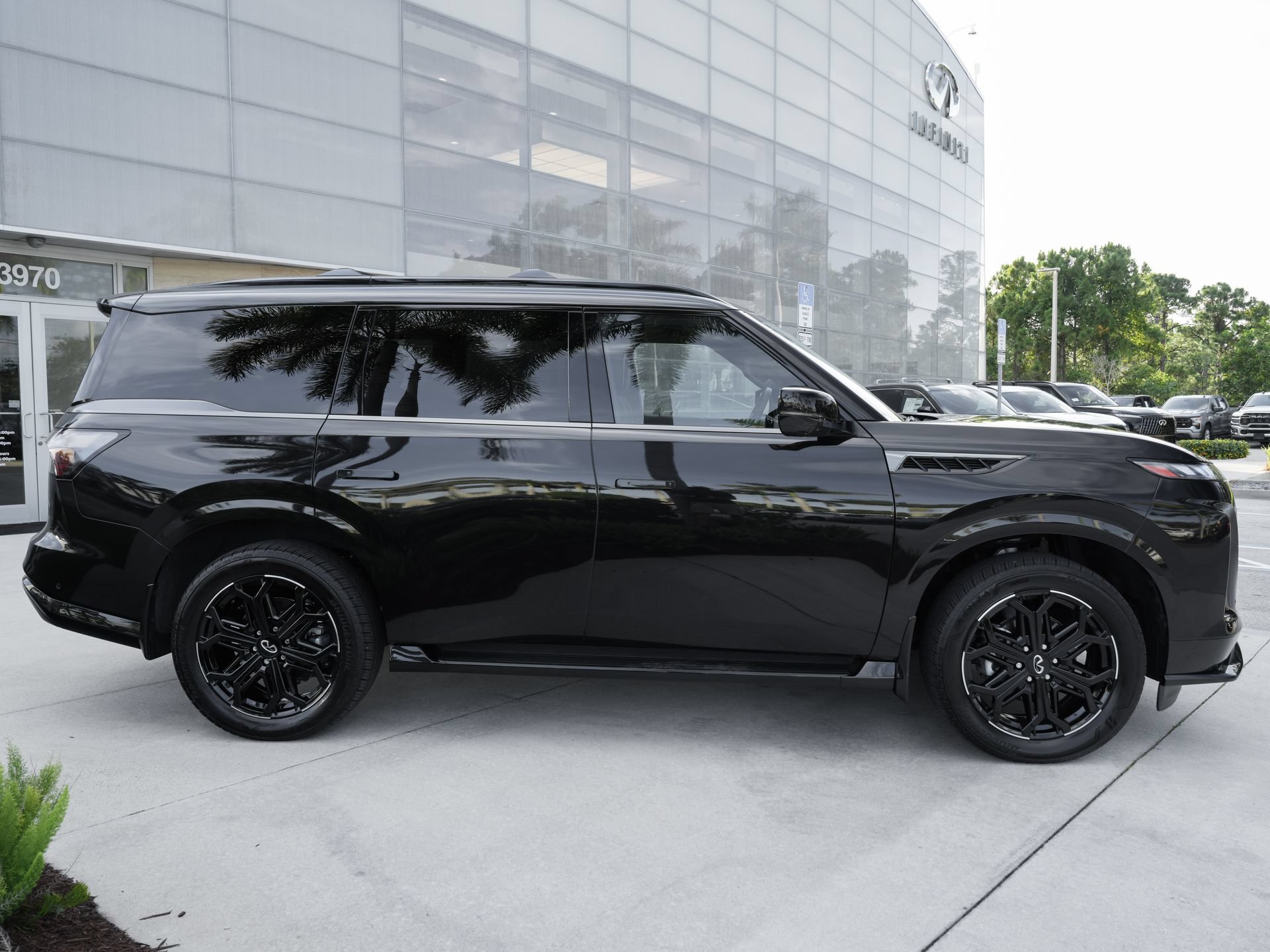 Certified 2026 INFINITI QX80 4WD w/ Sport Exterior Package image 25